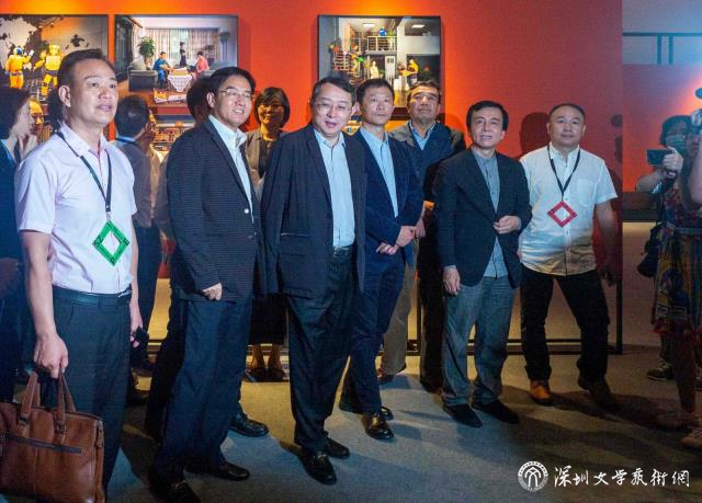 領(lǐng)導(dǎo)、嘉賓參觀展覽，石丕民攝改.jpg