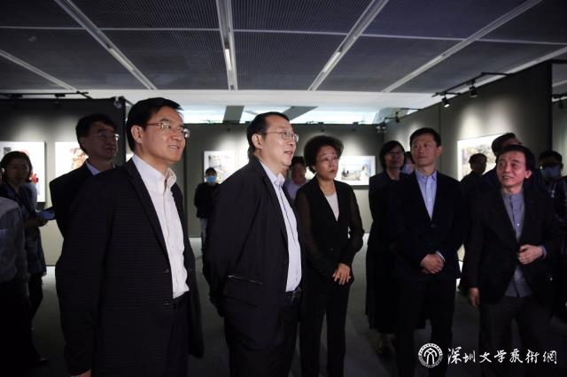 領(lǐng)導(dǎo)、嘉賓參觀展覽，陳玉攝改.jpg