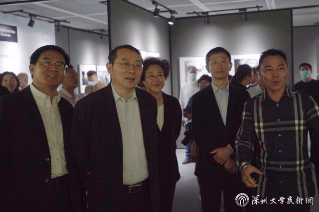 專題邀請展版塊負責人向領導和嘉賓介紹作品內容改.jpg