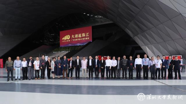 參加開幕式領(lǐng)導(dǎo)、嘉賓在展覽場館前合影，劉伯良攝改.jpg