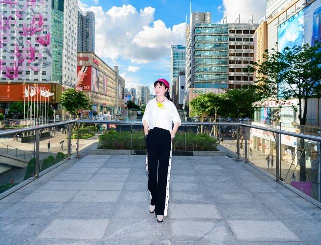 06 燕子在深圳華強北采訪.jpg