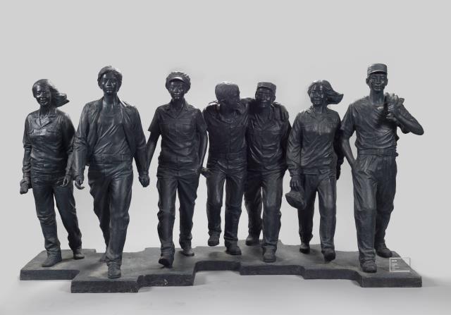 18傅中望  《年輕建設(shè)者》   240cm×114cm 玻璃鋼 2010.jpg