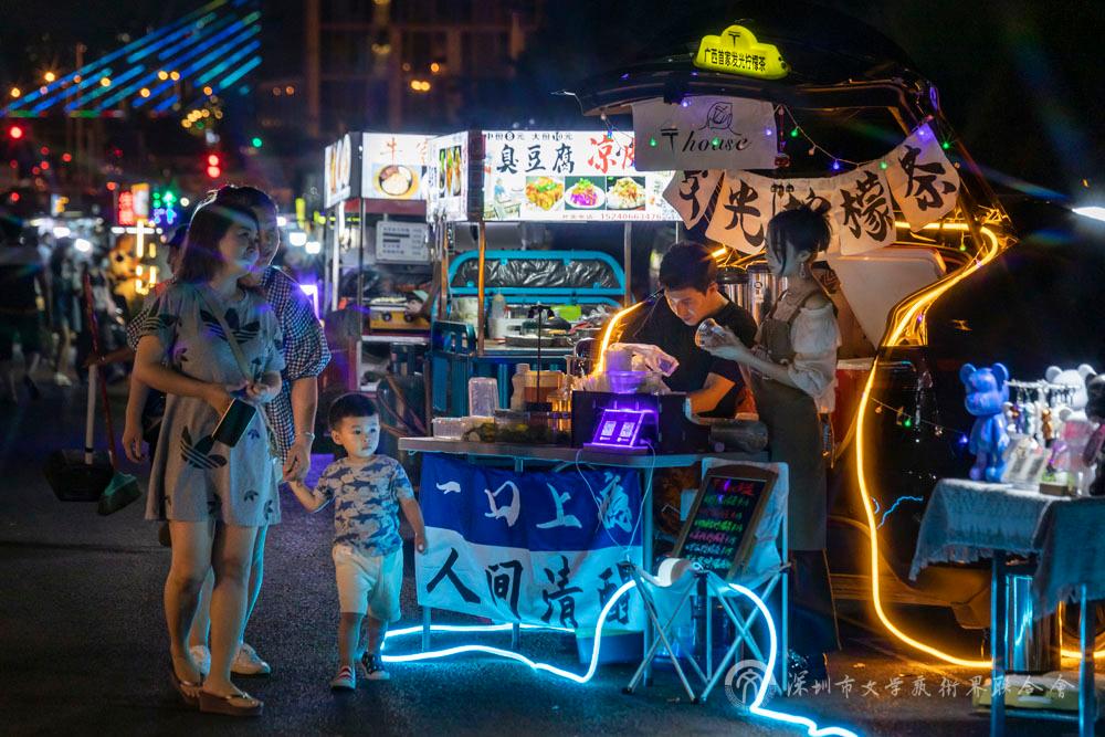 江真+《夜市經(jīng)濟(jì)火起來(lái)》（組照05）+記錄類.jpg