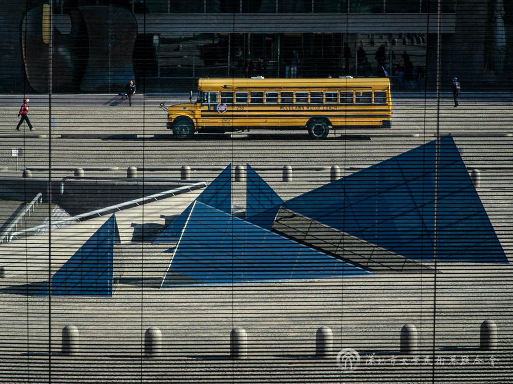 《The Yellow Bus 黃色巴士》-Goran Zebuhr 戈蘭·澤布爾（瑞典）.jpg