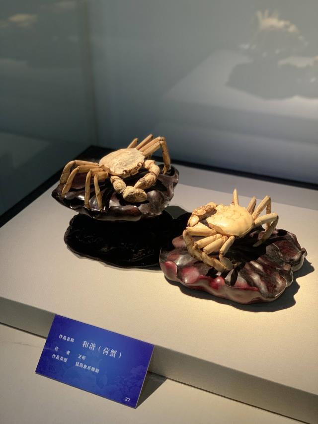 07純手工雕刻 王彬《和諧（荷蟹）》.jpg